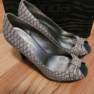 Moda. Size 8. Platform Heels. New.